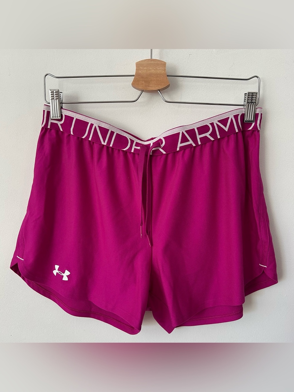 UNDER ARMOUR MAGENTA SHORTS SIZE M